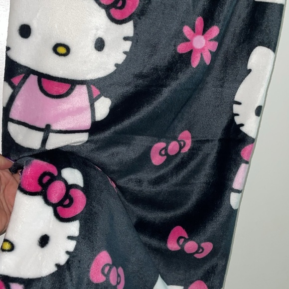 24HR DROP ⬇️ Sug Hello Kitty Plush throw - Picture 2 of 4